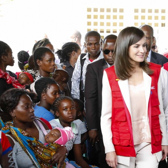 La reine Letizia d'Espagne en visite dans un centre de soins et de recherches à Manica au Mozambique le 29 avril 2019