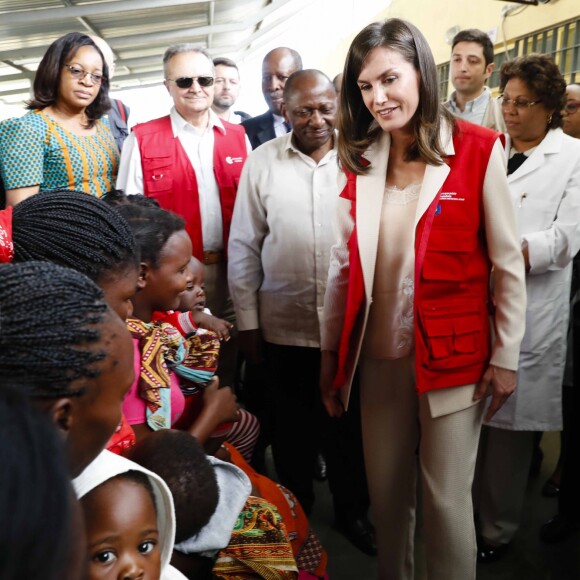 La reine Letizia d'Espagne en visite dans un centre de soins et de recherches à Manica au Mozambique le 29 avril 2019