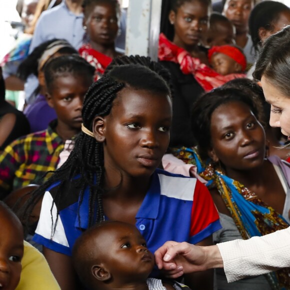 La reine Letizia d'Espagne en visite dans un centre de soins et de recherches à Manica au Mozambique le 29 avril 2019