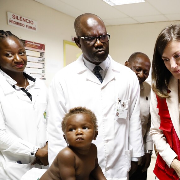 La reine Letizia d'Espagne en visite dans un centre de soins et de recherches à Manica au Mozambique le 29 avril 2019