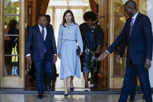 La reine Letizia d'Espagne a déjeuné avec le président Filipe Jacinto Nyussi et la première dame Isaura Nyussi au palais de Ponta Vermelha lors de sa visite à Maputo au Mozambique le 29 avril 2019.