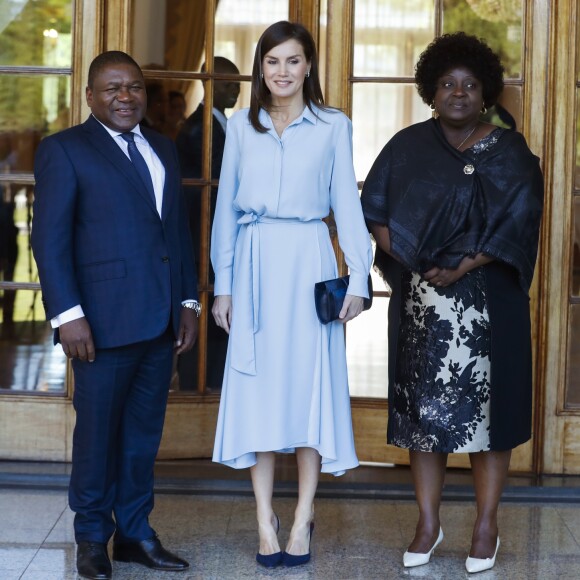 La reine Letizia d'Espagne a déjeuné avec le président Filipe Jacinto Nyussi et la première dame Isaura Nyussi au palais de Ponta Vermelha lors de sa visite à Maputo au Mozambique le 29 avril 2019.