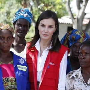 La reine Letizia d'Espagne en visite à l'hôpital de campagne START à Dondo au Mozambique le 30 avril 2019 lors de sa visite en lien avec la Coopération internationale espagnole.