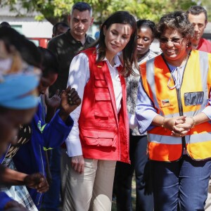 La reine Letizia d'Espagne en visite à l'hôpital de campagne START à Dondo au Mozambique le 30 avril 2019 lors de sa visite en lien avec la Coopération internationale espagnole.