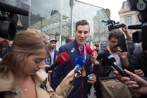 Le champion du monde du 800 m, Pierre-Ambroise Bosse, arrive Gare du Nord à Paris, France, le 12 août 2017.
