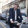 Exclusif - Arnaud Montebourg, alors qu'il était en Vélib' (vélo) dans les rues de Paris, a croisé une horde de paparazzi qui suivait Bella Hadid, s'est arrêté et a pris le temps de discuter avec eux. Le 27 septembre 2017.