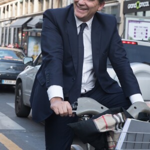 Exclusif - Arnaud Montebourg, alors qu'il était en Vélib' (vélo) dans les rues de Paris, a croisé une horde de paparazzi qui suivait Bella Hadid, s'est arrêté et a pris le temps de discuter avec eux. Le 27 septembre 2017.