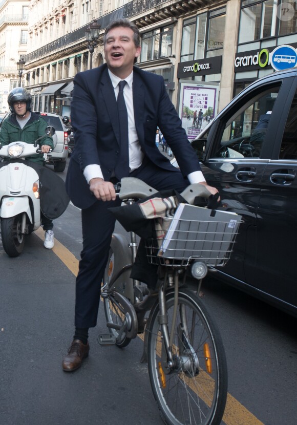 Exclusif - Arnaud Montebourg, alors qu'il était en Vélib' (vélo) dans les rues de Paris, a croisé une horde de paparazzi qui suivait Bella Hadid, s'est arrêté et a pris le temps de discuter avec eux. Le 27 septembre 2017.