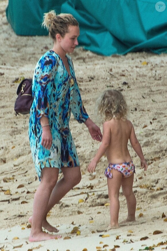 Exclusif - Hayden Panettiere profite d'une belle journée ensoleillée avec sa fille Kaya sur une plage de Bridgetown à la Barbade, le 19 février 2018