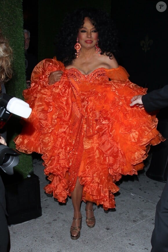 Diana Ross porte une robe orange à froufrous à la sortie de sa fête d'anniversaire (75 ans) au Warwick à Hollywood, Los Angeles, le 26 mars 2019.