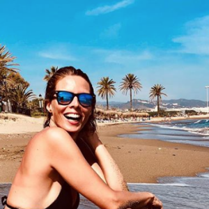 Sylvie Tellier à Marbella, tout sourire, le 4 mai 2019.
