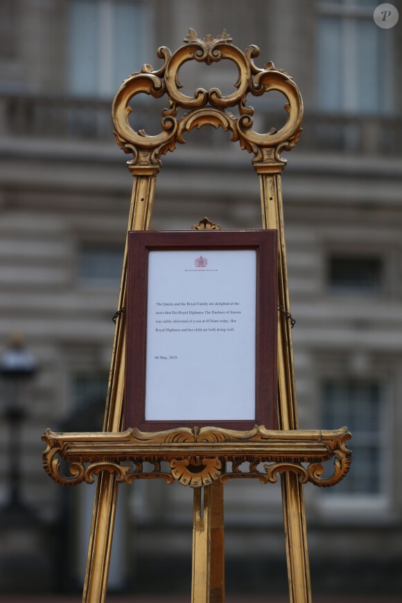 Annonce devant le palais de Buckingham de la naissance du bébé du prince Harry, duc de Sussex, et de Meghan Markle, duchesse de Sussex. Londres, le 6 mai 2019