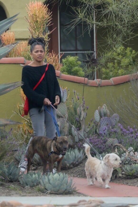 Exclusif - Doria Ragland (mère de Meghan Markle sur le point d'accoucher de son premier enfant) promène ses chiens avec une voisine à Los Angeles le 11 avril 2019.