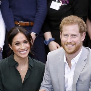 Le prince Harry, duc de Sussex, et Meghan Markle, duchesse de Sussex, rencontrent des membres du Joff, Peacehaven Youth Centre à PeaceHaven dans le Sussex le 3 octobre 2018.