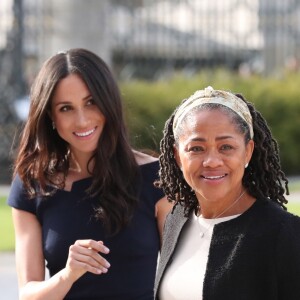 Meghan Markle et sa mère Doria Ragland arrivent à l'hôtel Cliveden House près de Windsor à la veille du Mariage du prince Harry et de Meghan Markle à Taplow le 18 mai 2018.