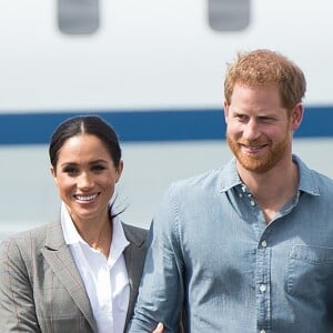 Le prince Harry, duc de Sussex, et Meghan Markle (enceinte), duchesse de Sussex, à leur arrivée à l'aéroport de Dubbo, à l'occasion de leur voyage officiel en Australie. Le 17 octobre 2018