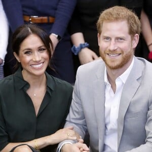 Le prince Harry, duc de Sussex, et Meghan Markle, duchesse de Sussex, rencontrent des membres du Joff, Peacehaven Youth Centre à PeaceHaven dans le Sussex le 3 octobre 2018.