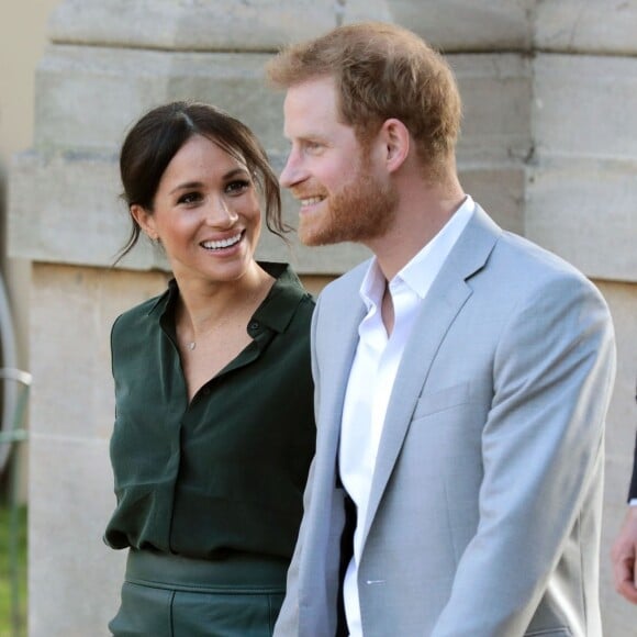 Le prince Harry et Meghan Markle sont accueillis par des enfants lors de leur visite au Brighton Pavilion à Brighton le 3 octobre 2018.