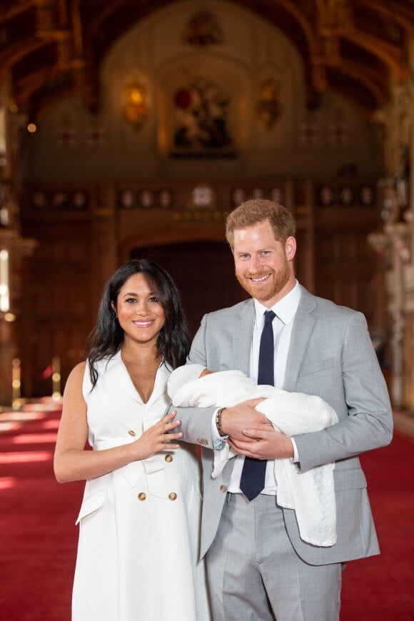 Le prince Harry et Meghan Markle présentent leur fils dans le hall St George au château de Windsor le 8 mai 2019.