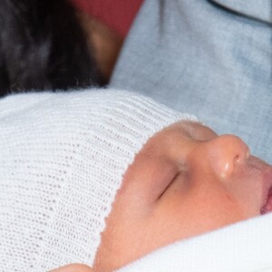 Le prince Harry et Meghan Markle présentent leur fils dans le hall St George au château de Windsor le 8 mai 2019.
