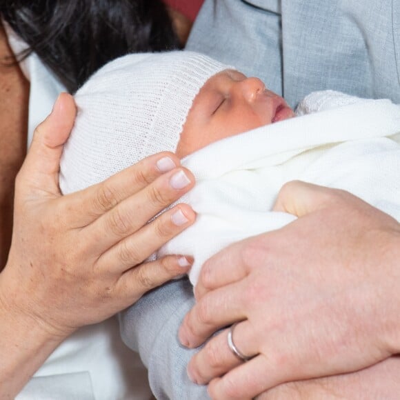 Le prince Harry et Meghan Markle présentent leur fils dans le hall St George au château de Windsor le 8 mai 2019.