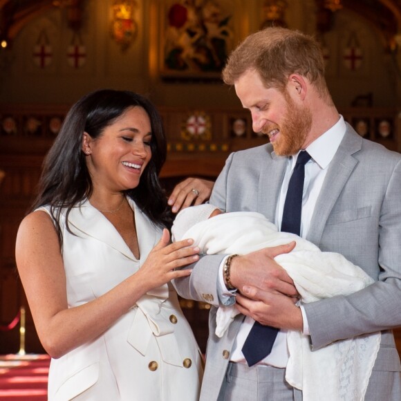 Le prince Harry et Meghan Markle, duc et duchesse de Sussex, présentent leur fils dans le hall St George au château de Windsor le 8 mai 2019.