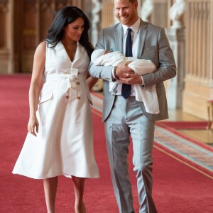 Le prince Harry et Meghan Markle, duc et duchesse de Sussex, présentent leur fils dans le hall St George au château de Windsor le 8 mai 2019.