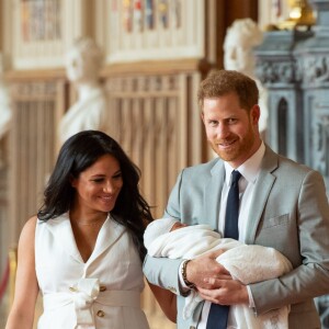 Le prince Harry et Meghan Markle, duc et duchesse de Sussex, présentent leur fils dans le hall St George au château de Windsor le 8 mai 2019.