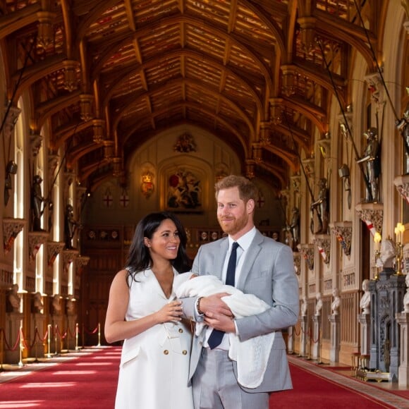 Le prince Harry et Meghan Markle, duc et duchesse de Sussex, présentent leur fils dans le hall St George au château de Windsor le 8 mai 2019.