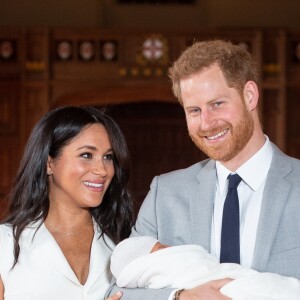 Le prince Harry et Meghan Markle, duc et duchesse de Sussex, présentent leur fils dans le hall St George au château de Windsor le 8 mai 2019.