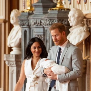 Le prince Harry et Meghan Markle, duc et duchesse de Sussex, présentent leur fils dans le hall St George au château de Windsor le 8 mai 2019.