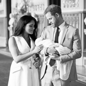 Trois nouvelles photos de famille de Meghan Markle et Harry avec leur bébé, sur Instagram, le 8 mai 2019.