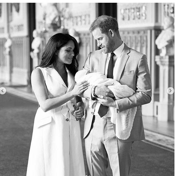 Trois nouvelles photos de famille de Meghan Markle et Harry avec leur bébé, sur Instagram, le 8 mai 2019.