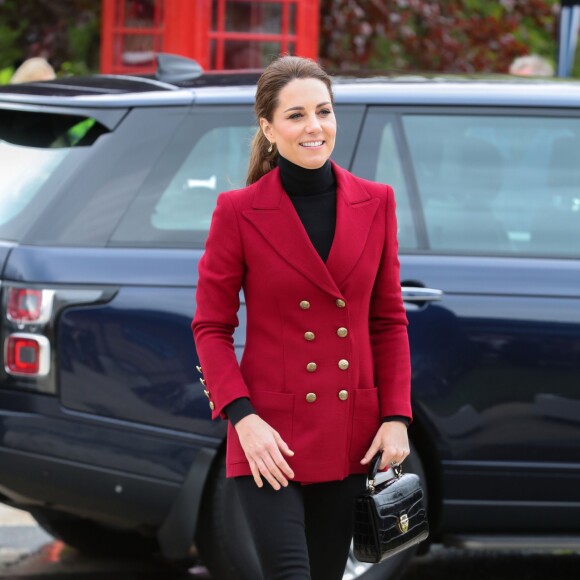 Le prince William, duc de Cambridge, et Catherine (Kate) Middleton, duchesse de Cambridge, sont initiés au processus de fabrication du sel, de la récolte manuelle à l'emballage lors de la visite de la fabrique de sel Halen Môn Anglesey Sea Salt. le 8 mai 2019.