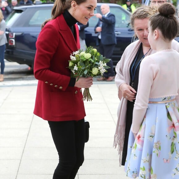 Le prince William, duc de Cambridge, et Catherine (Kate) Middleton, duchesse de Cambridge, sont initiés au processus de fabrication du sel, de la récolte manuelle à l'emballage lors de la visite de la fabrique de sel Halen Môn Anglesey Sea Salt. le 8 mai 2019.