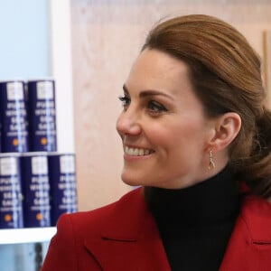 Le prince William, duc de Cambridge, et Catherine (Kate) Middleton, duchesse de Cambridge, sont initiés au processus de fabrication du sel, de la récolte manuelle à l'emballage lors de la visite de la fabrique de sel Halen Môn Anglesey Sea Salt. le 8 mai 2019.