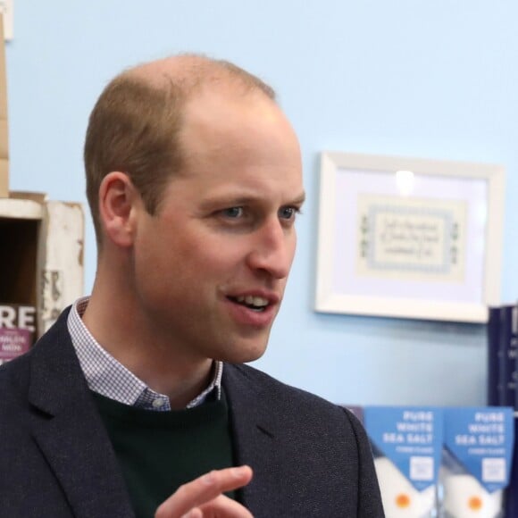 Le prince William, duc de Cambridge, et Catherine (Kate) Middleton, duchesse de Cambridge, sont initiés au processus de fabrication du sel, de la récolte manuelle à l'emballage lors de la visite de la fabrique de sel Halen Môn Anglesey Sea Salt. le 8 mai 2019.