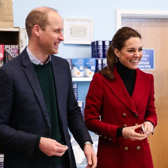 Le prince William, duc de Cambridge, et Catherine (Kate) Middleton, duchesse de Cambridge, sont initiés au processus de fabrication du sel, de la récolte manuelle à l'emballage lors de la visite de la fabrique de sel Halen Môn Anglesey Sea Salt. le 8 mai 2019.