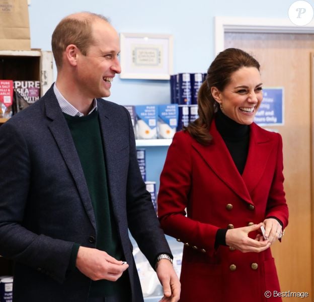 Le prince William, duc de Cambridge, et Catherine (Kate) Middleton, duchesse de Cambridge, sont initiés au processus de fabrication du sel, de la récolte manuelle à l'emballage lors de la visite de la fabrique de sel Halen Môn Anglesey Sea Salt. le 8 mai 2019.