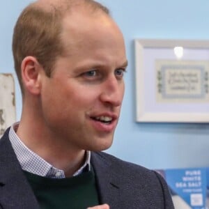 Le prince William, duc de Cambridge, et Catherine (Kate) Middleton, duchesse de Cambridge, sont initiés au processus de fabrication du sel, de la récolte manuelle à l'emballage lors de la visite de la fabrique de sel Halen Môn Anglesey Sea Salt. le 8 mai 2019.