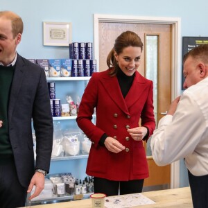 Le prince William, duc de Cambridge, et Catherine (Kate) Middleton, duchesse de Cambridge, sont initiés au processus de fabrication du sel, de la récolte manuelle à l'emballage lors de la visite de la fabrique de sel Halen Môn Anglesey Sea Salt. le 8 mai 2019.