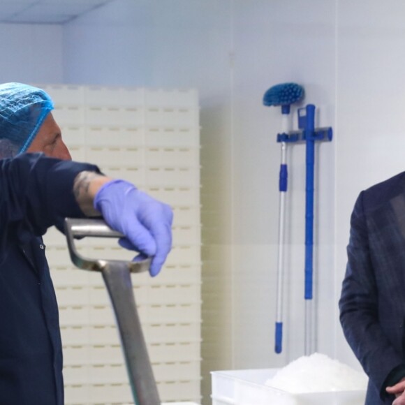 Le prince William, duc de Cambridge, et Catherine (Kate) Middleton, duchesse de Cambridge, sont initiés au processus de fabrication du sel, de la récolte manuelle à l'emballage lors de la visite de la fabrique de sel Halen Môn Anglesey Sea Salt. le 8 mai 2019.
