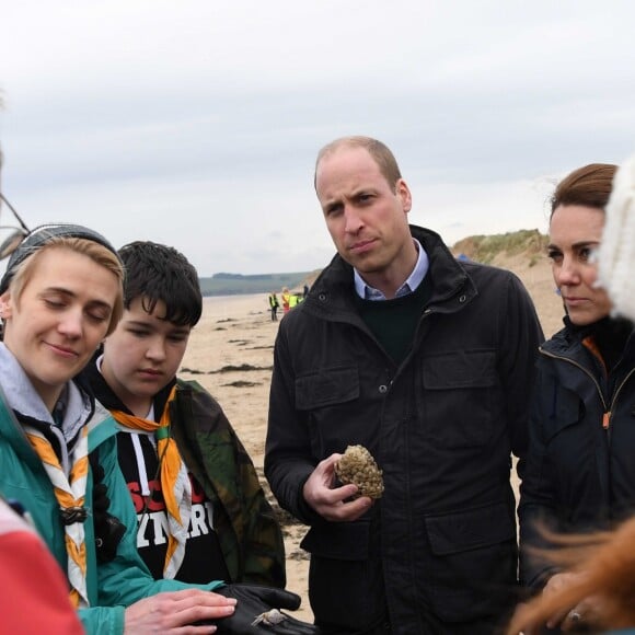 Le prince William, duc de Cambridge, et Catherine (Kate) Middleton, duchesse de Cambridge, se sont rendus dans le Nord du Pays de Galles pour rencontrer des particuliers et des organisations de la région afin d'apprendre plus sur leurs efforts pour prendre soin de leurs communautés et protéger l'environnement naturel. Newborough Beach, Anglesey, le 8 mai 2019.