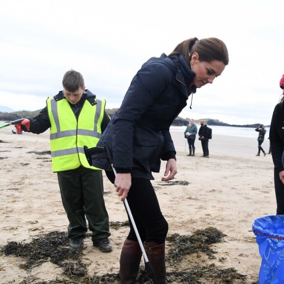 Le prince William, duc de Cambridge, et Catherine (Kate) Middleton, duchesse de Cambridge, se sont rendus dans le Nord du Pays de Galles pour rencontrer des particuliers et des organisations de la région afin d'apprendre plus sur leurs efforts pour prendre soin de leurs communautés et protéger l'environnement naturel. Newborough Beach, Anglesey, le 8 mai 2019.