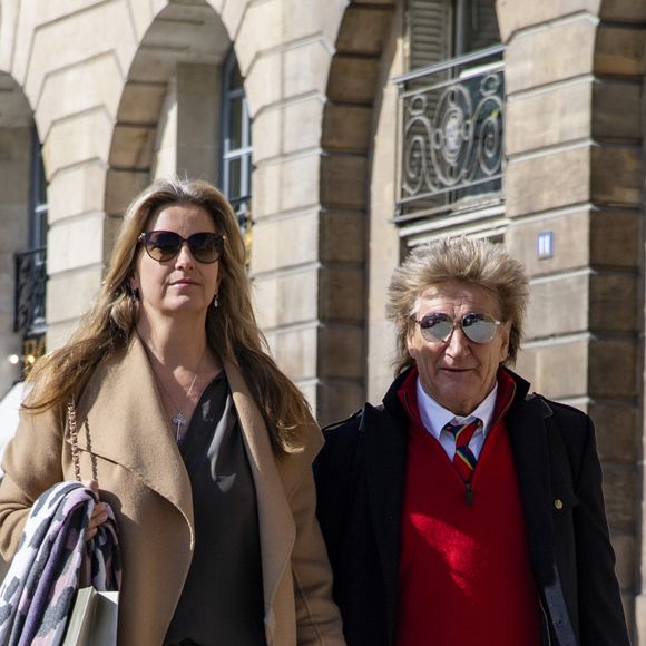 Rod Stewart et sa femme Penny Lancaster sont allés faire des achats dans la bijouterie Dary's et se rendent à l'hôtel Ritz à Paris, France, le 26 mars 2019.