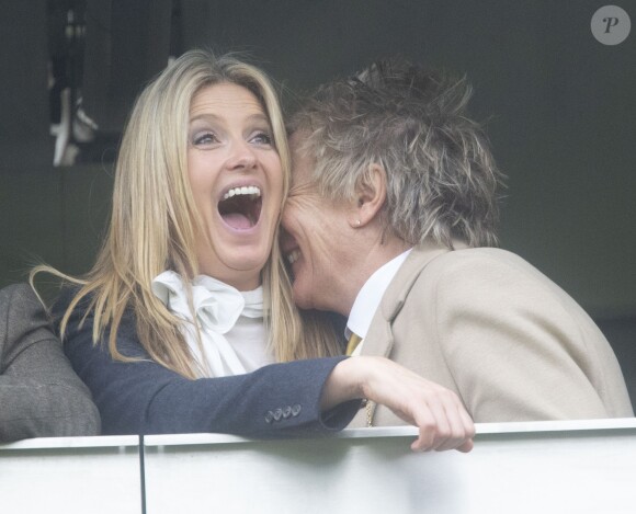 Rod Stewart très amoureux de sa femme Penny en regardant la course "Stayers Hurdle Race" lors du festival de Cheltenham 14 mars 2019.