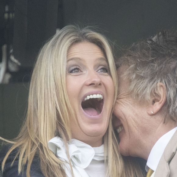 Rod Stewart très amoureux de sa femme Penny en regardant la course "Stayers Hurdle Race" lors du festival de Cheltenham 14 mars 2019.