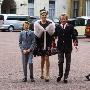 Rod Stewart arrive à Buckingham Palace avec sa femme Penny Lancaster et leurs fils Alastair and Aiden avant d'être décoré, Londres le 11 octobre 2016.