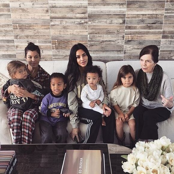 Kourtney Kardashian, son fils Reign, Saint, Chicago West et Kim Kardashian, Penelope et son arrière-grand-mère Mary Jo.