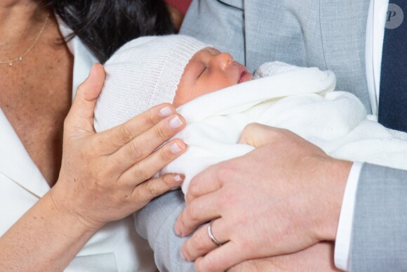Le prince Harry et Meghan Markle présentent leur fils dans le hall St George au château de Windsor le 8 mai 2019.